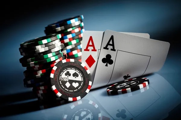 Evolution Gaming live table screen beside football market notes